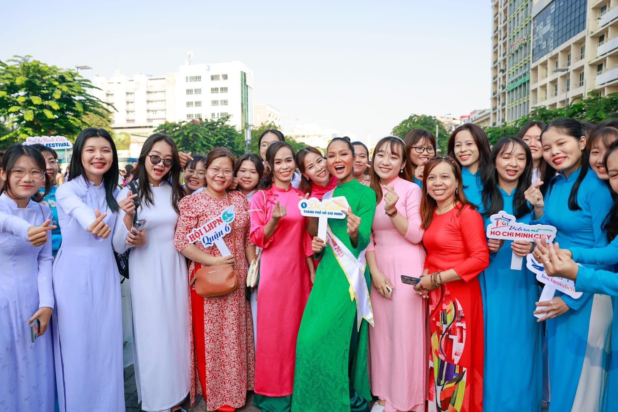 TP.HCM tổ chức lễ diễu hành áo dài thu hút hơn 3000 người tham gia. (Nguồn ảnh: Lấy từ trang Facebook Du lịch thành phố Hồ Chí Minh)